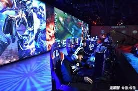 在今年新发布的中足联纪律道德准则里，“歧视”（包...