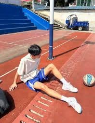 马刺险胜！布伦森29+8唐斯6犯，文班31+13创纪录，勇士旧将犯大错